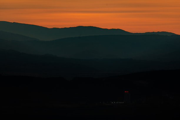 黑暗戏剧性的景观，雾，山，山，颜色，橙色，蓝色对比自然，美丽，乡村对比，保加利亚，欧洲图片下载