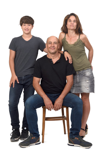 一个家庭的肖像，一个十几岁的儿子站在白色的背景图片下载