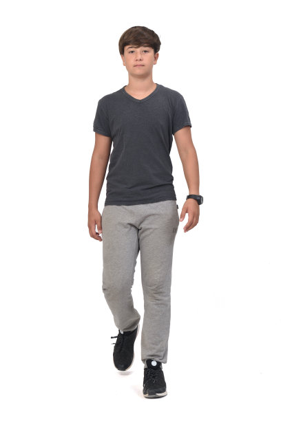 一个十几岁的男孩在白色背景上的肖像图片下载