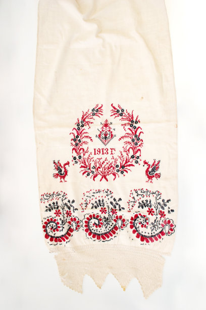 复古的绣花织物在白色的背景图片下载