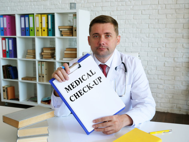 医生持有关于健康体检的文件。图片下载