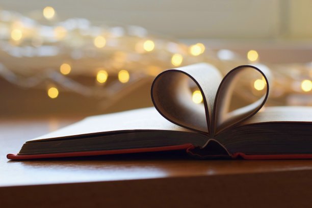 温馨的圣诞室内装饰，书，心和模糊的灯光图片下载