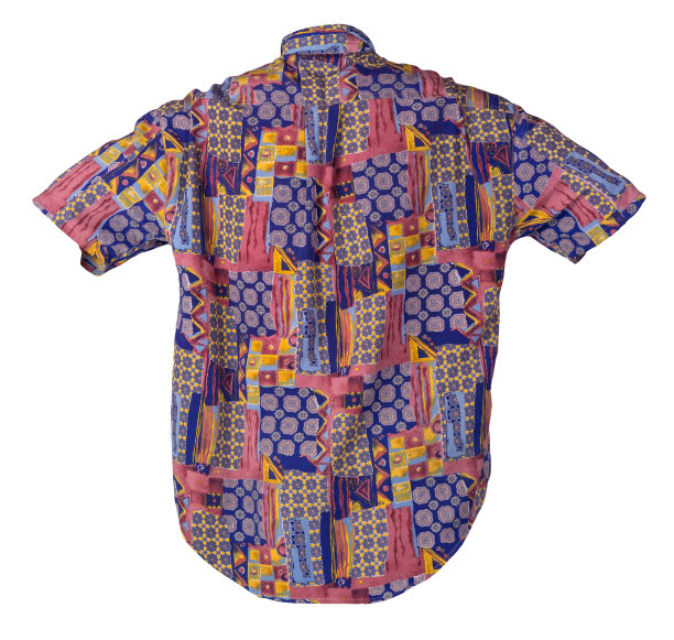 在白色背景上孤立的短袖多色男子衬衫。图片下载