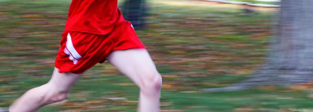 一个模糊的跑步者的腿图片下载