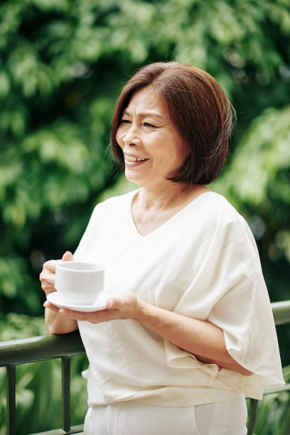 年长的女人在喝茶图片下载