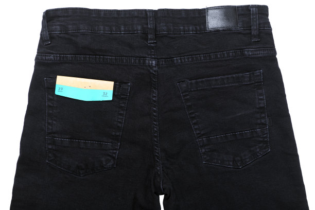 有口袋和标签的牛仔裤。深灰色孤立在白色背景上。男士牛仔裤是孤立的。特写的时尚男子灰色牛仔裤裤子孤立在白色的背景。图片下载