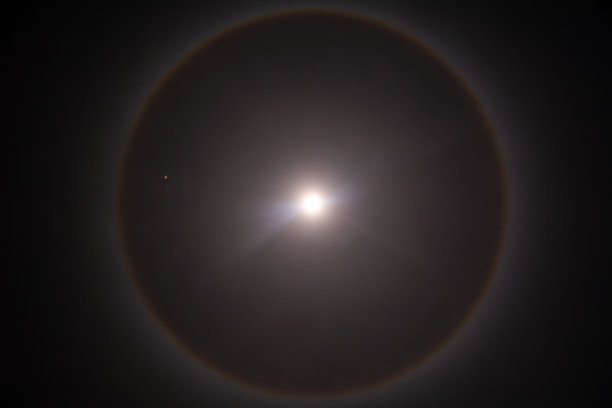 满月带着光晕，非常接近火星，月球彩虹带着蓝月亮图片下载