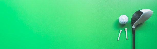高尔夫球设备平铺在绿色的背景上。俯视图图片下载
