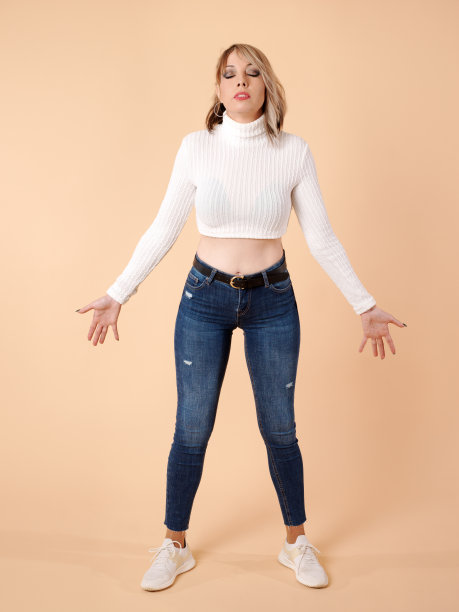 年轻女子轻松的健身图片下载