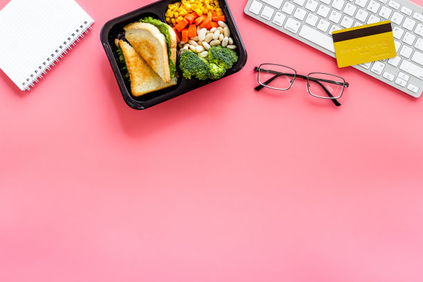网上订餐送到办公室或家里。工作场所的午餐盒图片下载