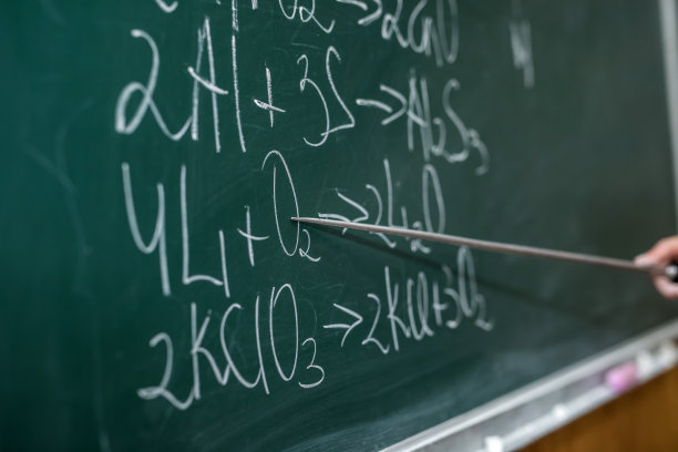 老师手持教鞭，在黑板上展示化学课的公式图片下载