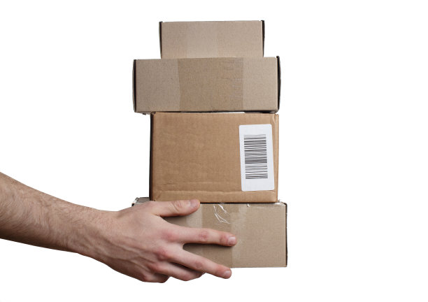 一堆纸箱在男人的手中。图片下载