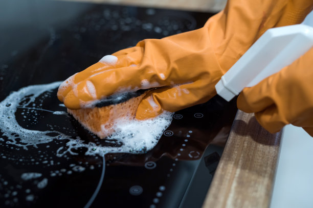 女人在厨房清洗现代炊具面板图片下载