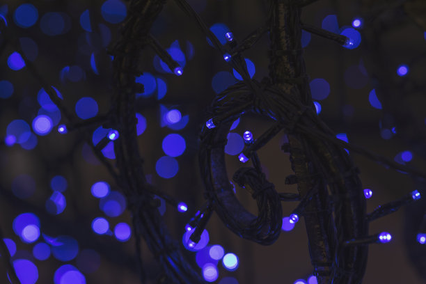 新年设计用蓝色的花环和美丽的散景。图片下载