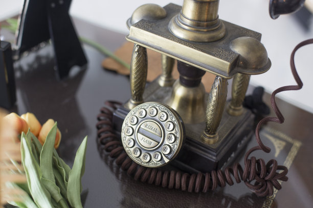 复古风格的电话装饰在棕色的背景。图片下载