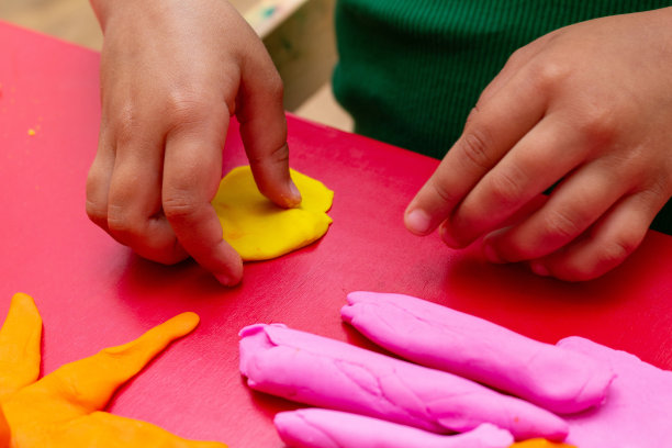 儿童的手模具彩色面团特写。幼儿幼儿教育理念图片下载