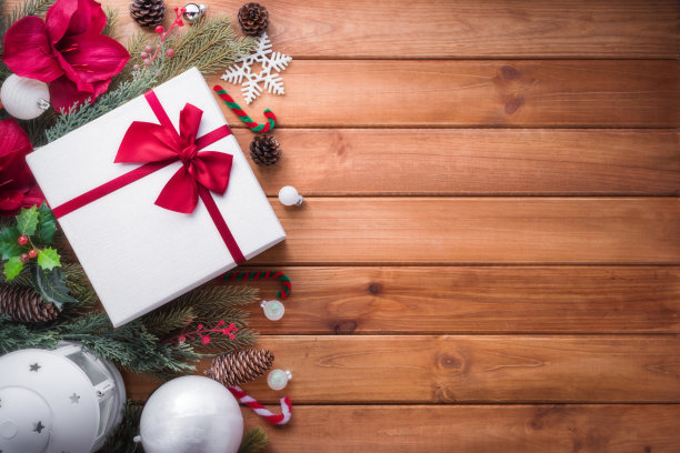 圣诞快乐和新年快乐装饰庆祝在棕色的木材背景与拷贝空间图片下载