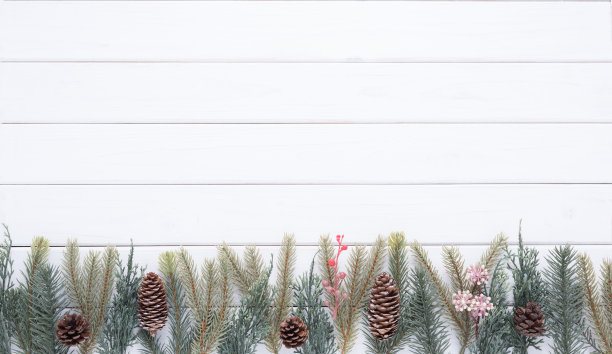 圣诞快乐和新年快乐装饰庆祝在白色的木材背景与复制空间图片下载