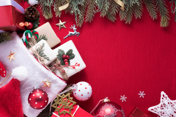 圣诞快乐和新年快乐的庆祝装饰在红色的布背景与复制空间图片下载