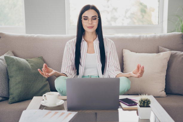 肖像照片的年轻女商人做远程瑜伽练习莲花平衡闭上眼睛休息放松图片下载