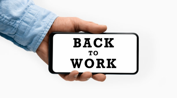 一个男性的手拿着智能手机的特写显示文本返回工作图片下载