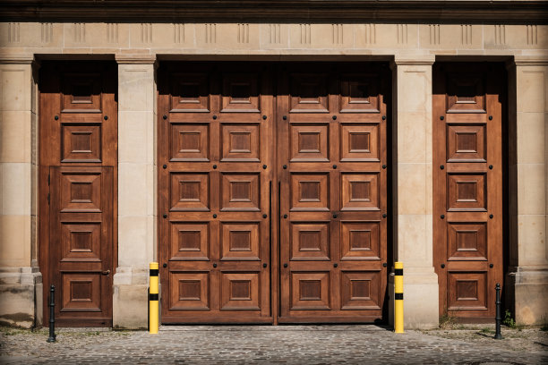 建筑上巨大的木门入口-巨大的木门-图片下载