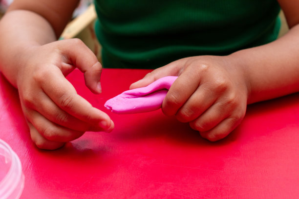 儿童的手模具彩色面团特写。幼儿幼儿教育理念图片下载