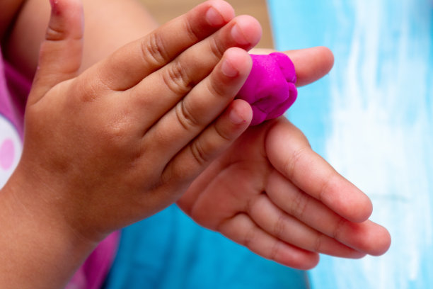 儿童的手模具彩色面团特写。幼儿幼儿教育理念图片下载