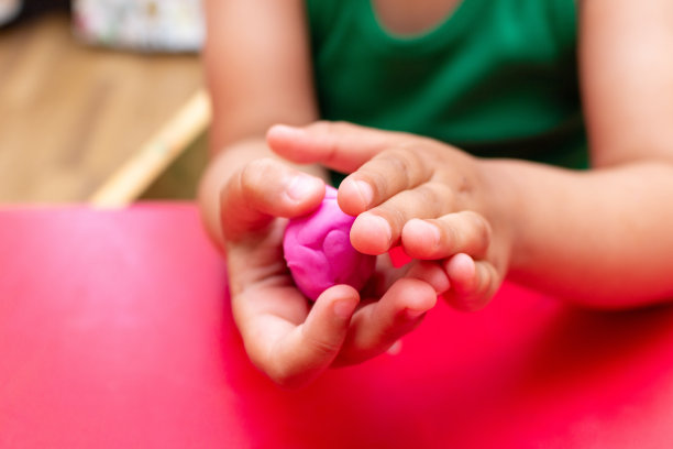儿童的手模具彩色面团特写。幼儿幼儿教育理念图片下载