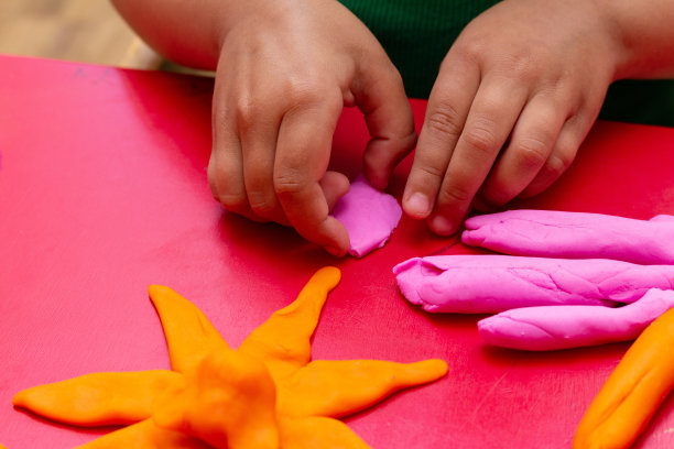 儿童的手模具彩色面团特写。幼儿幼儿教育理念图片下载