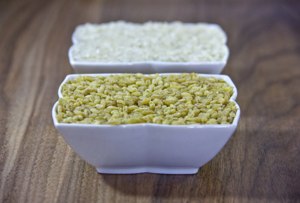 大米和碾碎的干图片下载