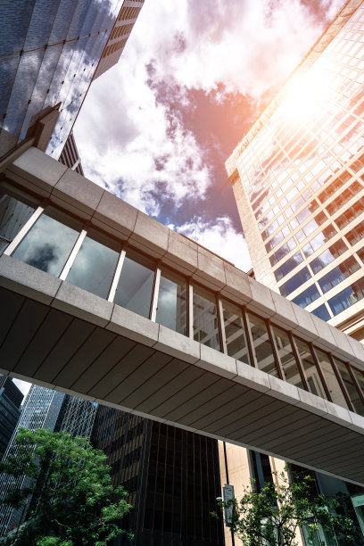 在一个阳光明媚的日子，香港市中心的城市视图。商业建筑的玻璃幕墙图片下载