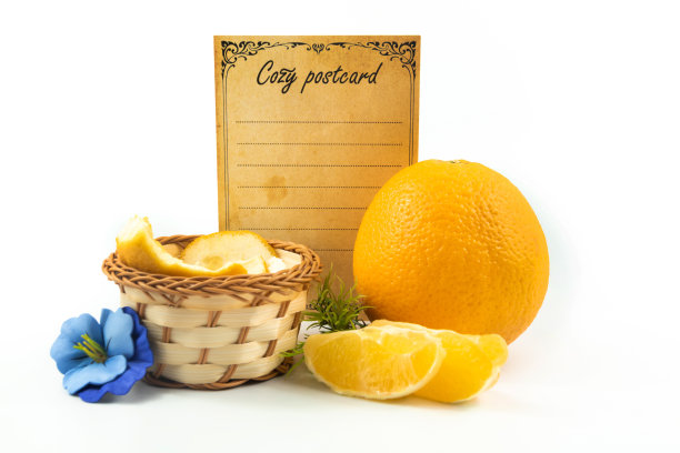 美丽舒适的静物与橙色和明信片，在白色孤立的背景图片下载