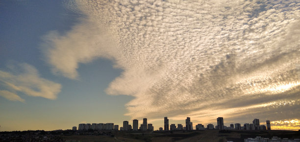 日落城市景色剪影景色与美丽的多云的天空图片下载