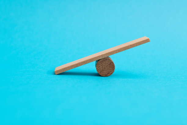 跷跷板用积木制成的跷跷板图片下载