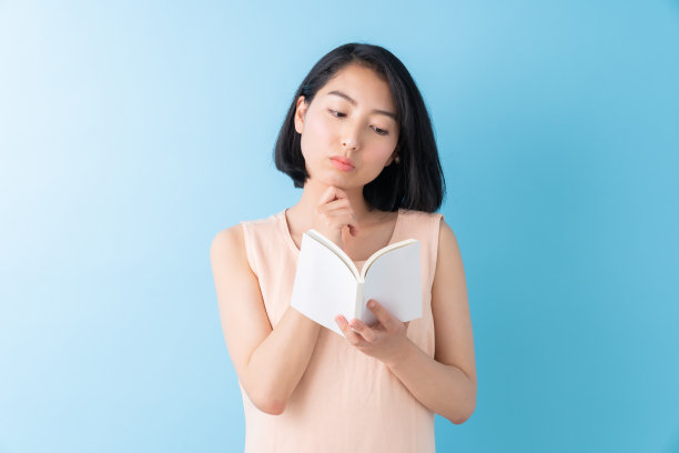 读一本书的亚洲女人图片下载