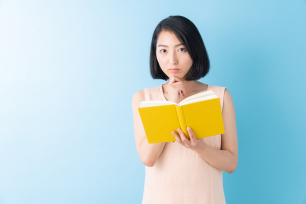 读一本书的亚洲女人图片下载