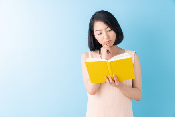 读一本书的亚洲女人图片下载