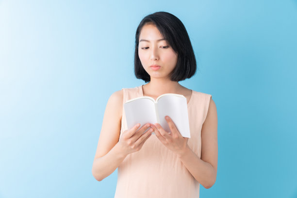 读一本书的亚洲女人图片下载