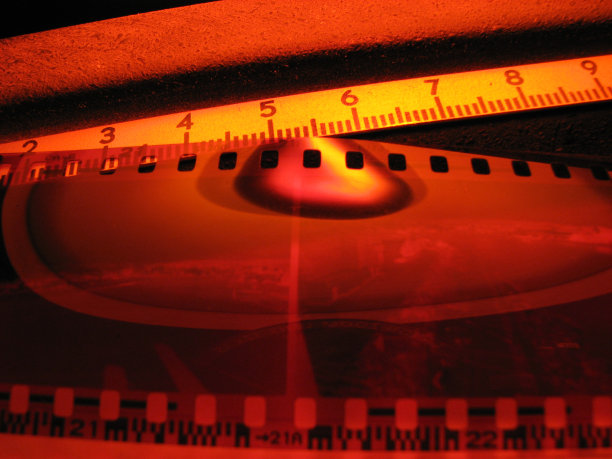 负塑料薄膜带和尺接近图片下载