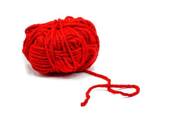 白色背景上孤立的红色羊毛球图片下载