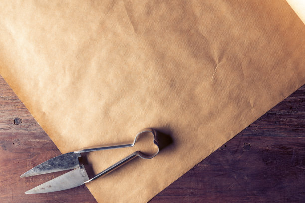包装纸和剪子放在桌子上图片下载