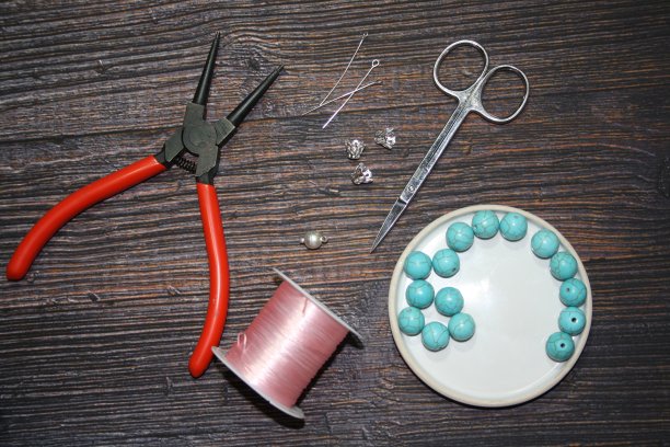 制作首饰，家庭作坊背景。图片下载