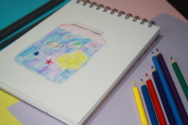 笔记本空白页，彩色铅笔图片下载