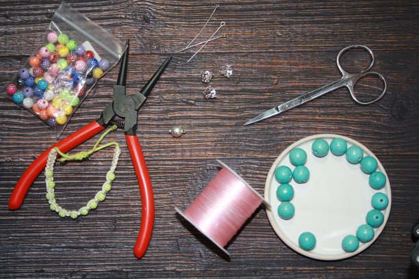制作首饰，家庭作坊背景。图片下载