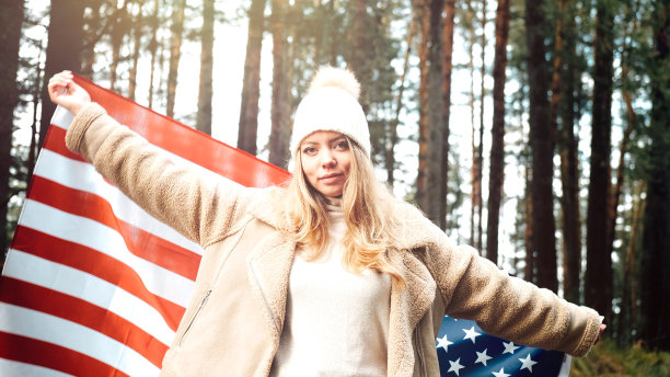 戴帽子的女孩在美国国旗下避难。美国图片下载