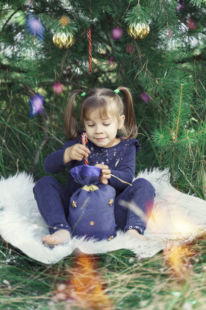 圣诞节装饰背景上的可爱小女孩图片下载