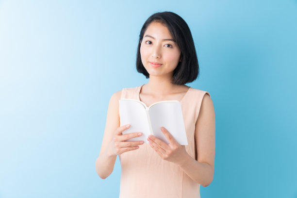 读一本书的亚洲女人图片下载