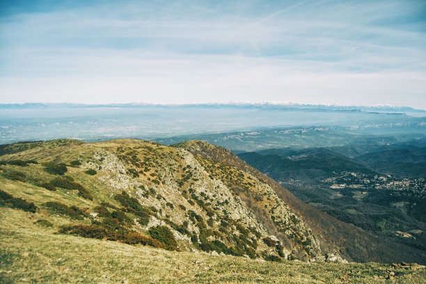 黄色的山峰和绿色的田野延伸的景观图片下载