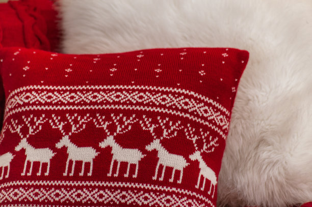 红色针织靠垫与鹿图案，特写图片下载